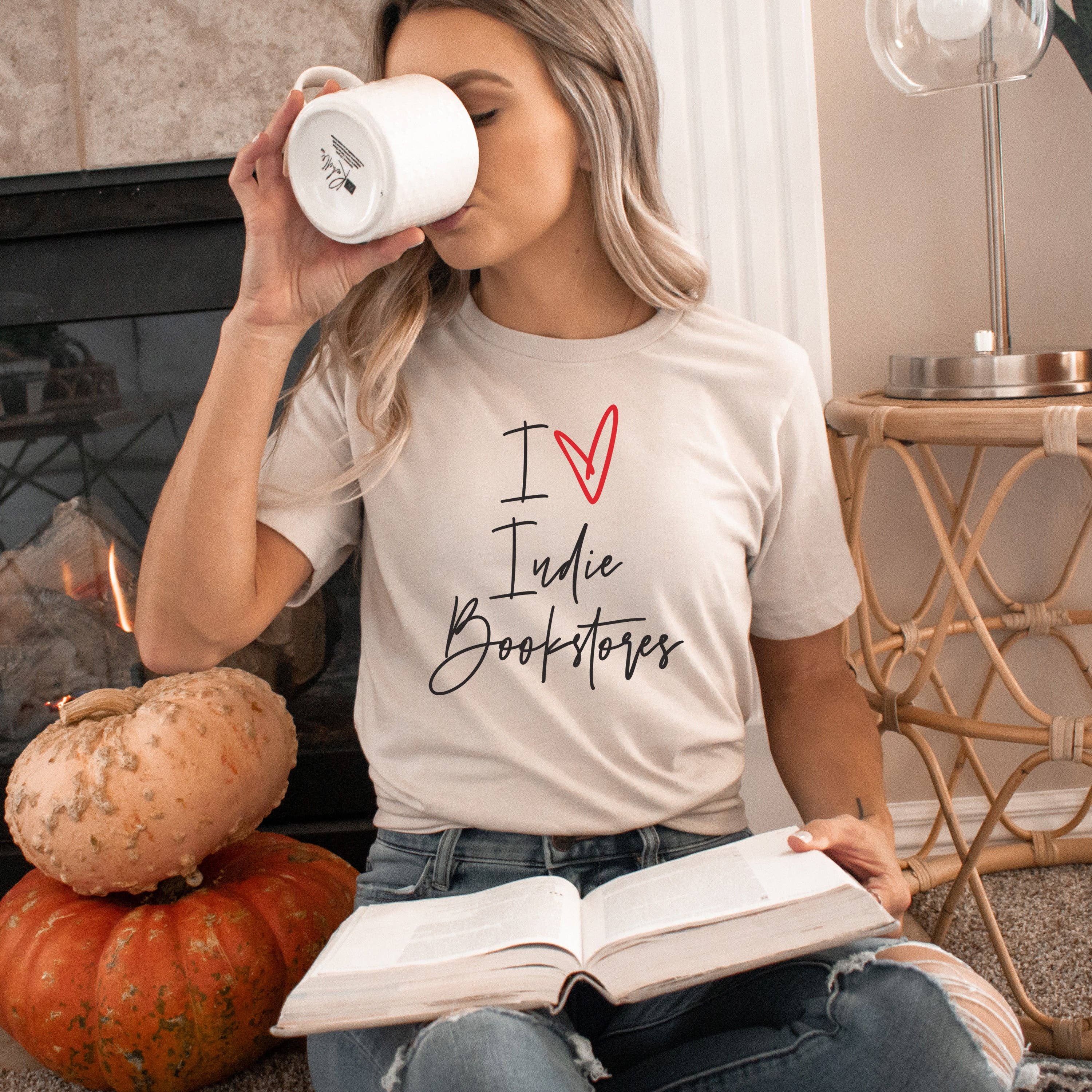 "I Love Indie Bookstores" T-Shirt: Dust / LG